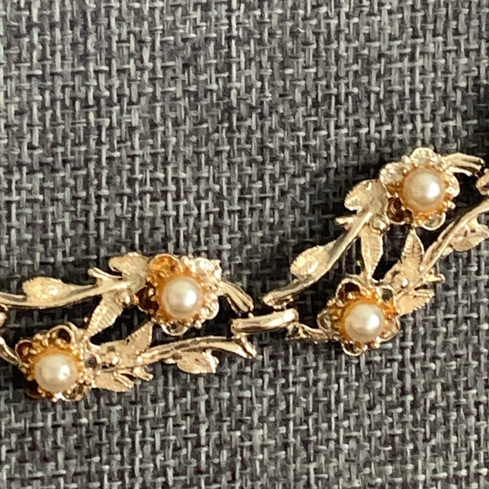Two faux pearl necklaces - 1 vint goldtone floral 13” & 1 silvertone modern 18” - Picture 7 of 8